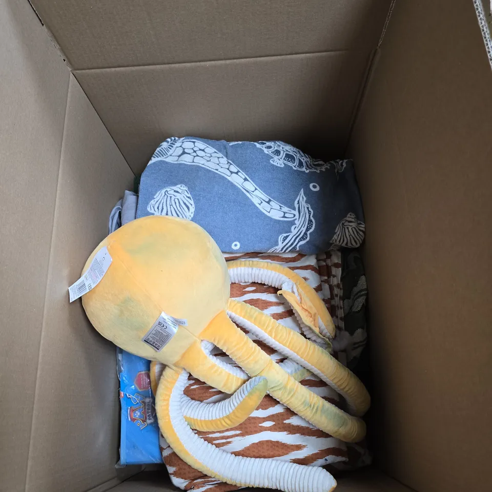 APPROXIMATELY 10 HOUSEHOLD ITEMS TO INCLUDE POKEMON TOWELLING PONCHO, BEDDING AND A CELLULAR SHAWL
