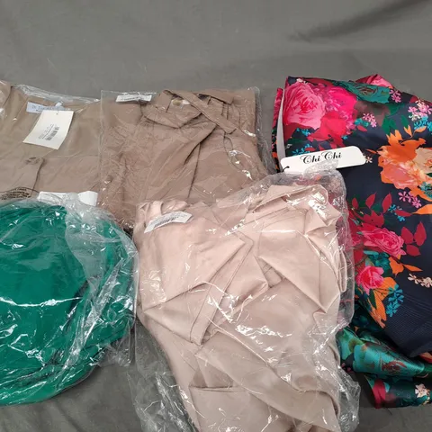 APPROXIMATELY 20 ASSORTED CLOTHING ITEMS IN VARIOUS STYLES AND SIZES