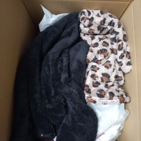 BOX CONTAINING A MIX OF APPROXIMATELY 20 ASSORTED BAGS AND CLOTHING ITEMS