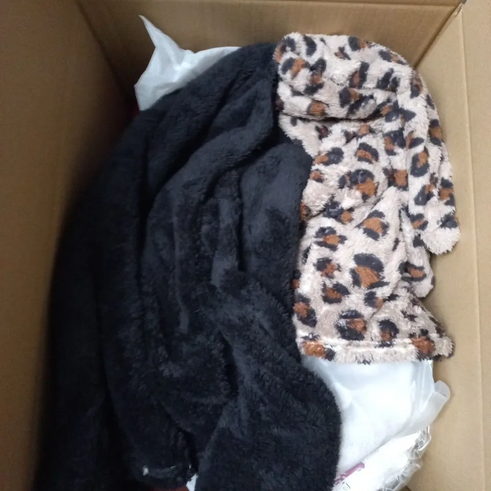 BOX CONTAINING A MIX OF APPROXIMATELY 20 ASSORTED BAGS AND CLOTHING ITEMS