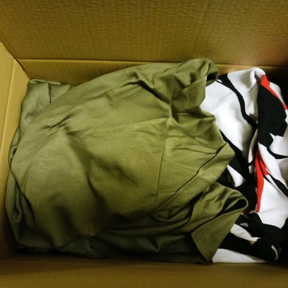 BOX OF APPROXIMATELY 10 ASSORTED CLOTHING AND FASHION ITEMS IN VARIOUS STYLES, SIZES, AND COLOURS / COLLECTION ONLY 