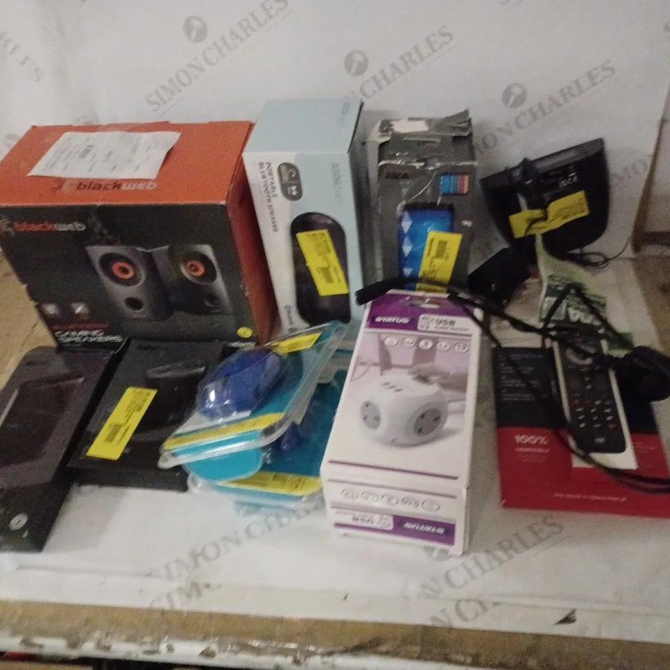 LOT OF APPROX 10 TECH ITEMS TO INCLUDE SPEAKERS, COMPUTER MICE, BATTERY BANKS ETC