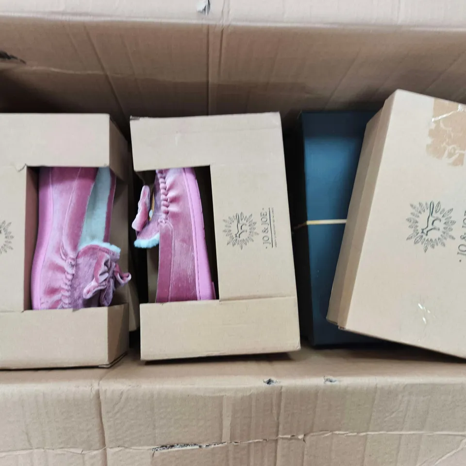 APPROXIMATELY 9 ASSORTED BOXED PAIRS OF SHOES AND FOOTWEAR ITEMS IN VARIOUS STYLES AND SIZES TO INCLUDE BRANDS SUCH AS JO&JOE, CHARLES SOUTHWELL