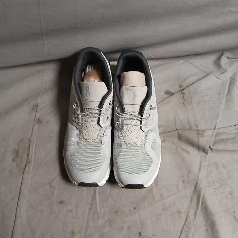 ON RUNNING SHOES – GREY/WHITE, MEN'S US 9.5 (UK 9)