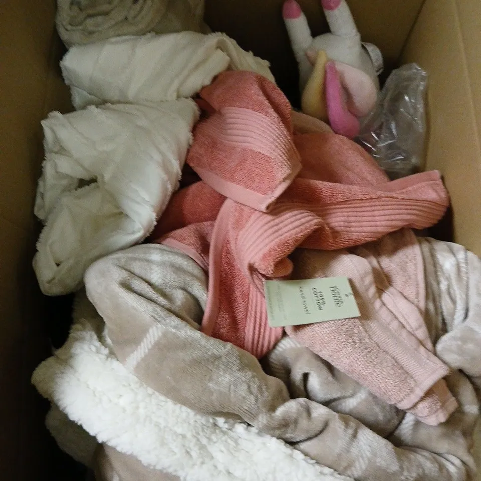 BOX OF APPROX 15 ASSORTED HOUSEHOLD ITEMS TO INCLUDE BLANKET, TOADSTOOL PLUSH, DUVET SET, ETC