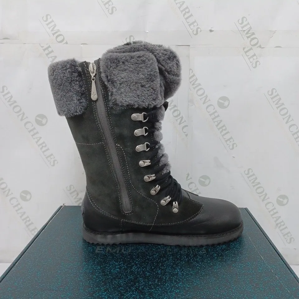 BOXED PAIR OF EMU ALL WEATHER ORICA HI WATERPROOF BOOTS IN DARK GREY SIZE 6 