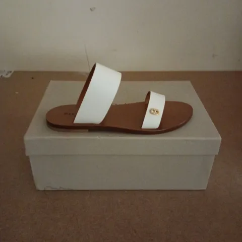 BOXED PAIR OF DEE OCLEPPO VITELLO BIANCO SANDALS IN WHITE - SIZE 37