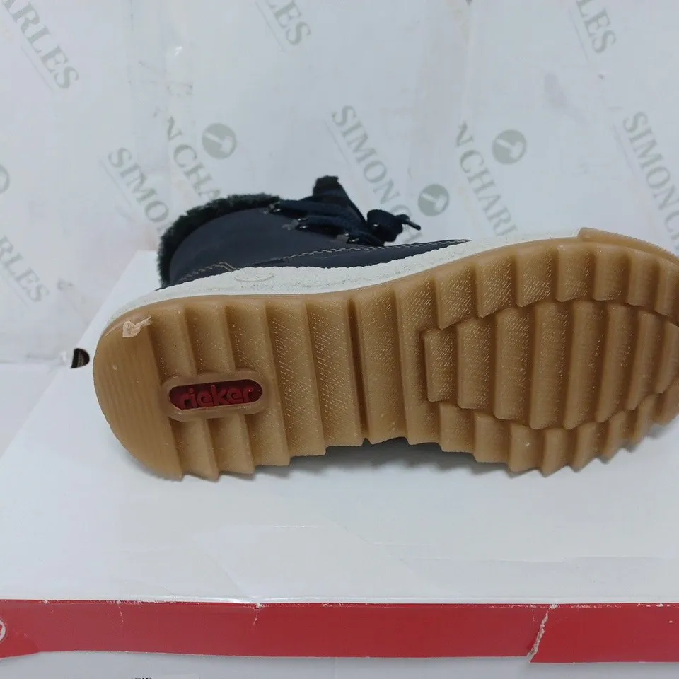 BOXED PAIR OF RIEKER WATER RESISTANT WARM LINED HIKING BOOTS IN NAVY - SIZE 7.5