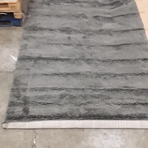 QUALITY DESIGNER AREA RUG // APPROX SIZE: 200 x 290cm