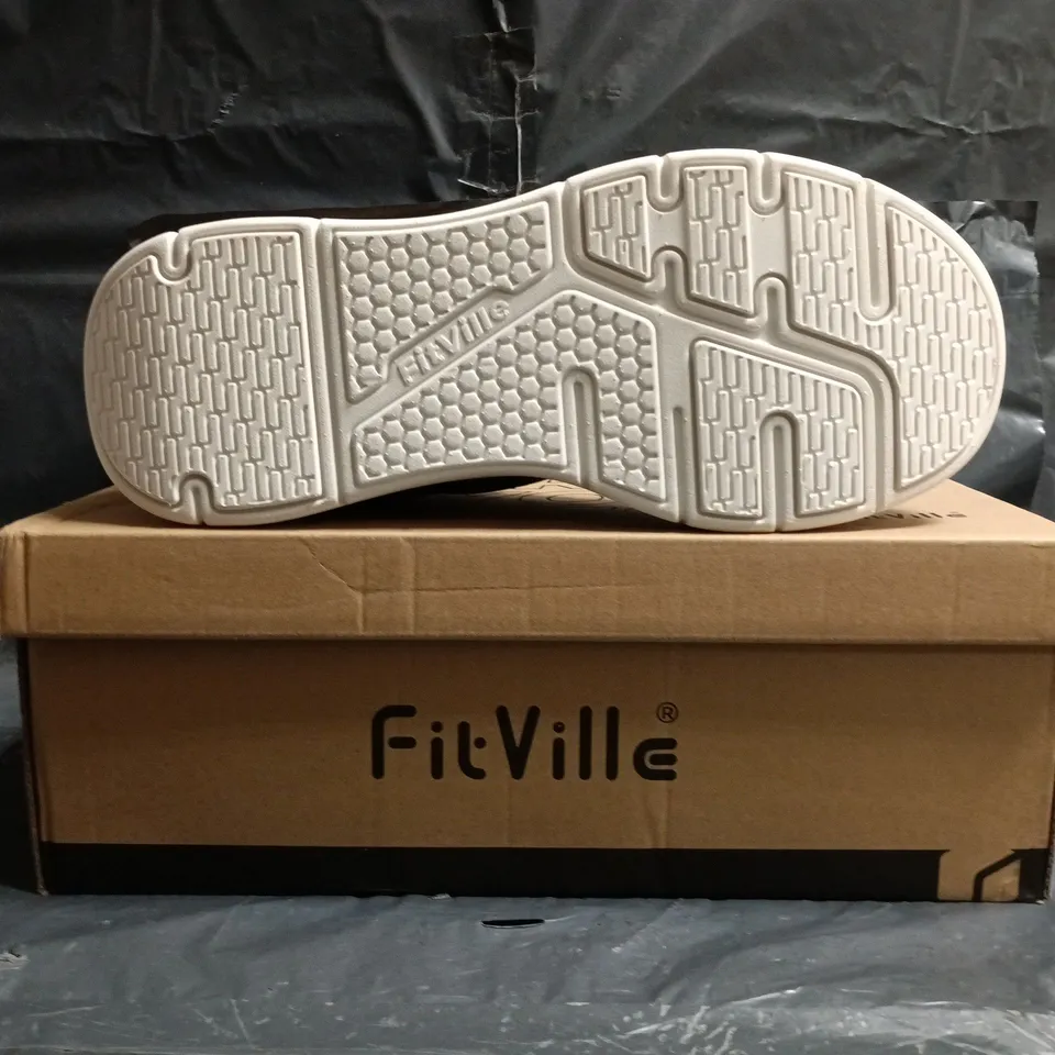 BOXED PAIR OF FITVILLE CLOUD STRIDER V3 TRAINERS IN FOGGY DUST GREY SIZE UK 11