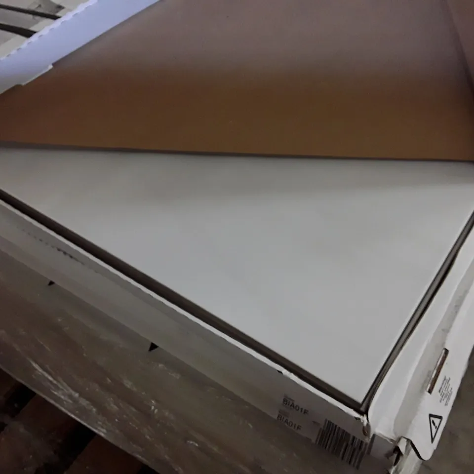 PALLET OF APPROXIMATELY 32 BOXES EACH CONTAINING 3 600×600MM BIANCO WHITE MARBLE FLOOR TILES