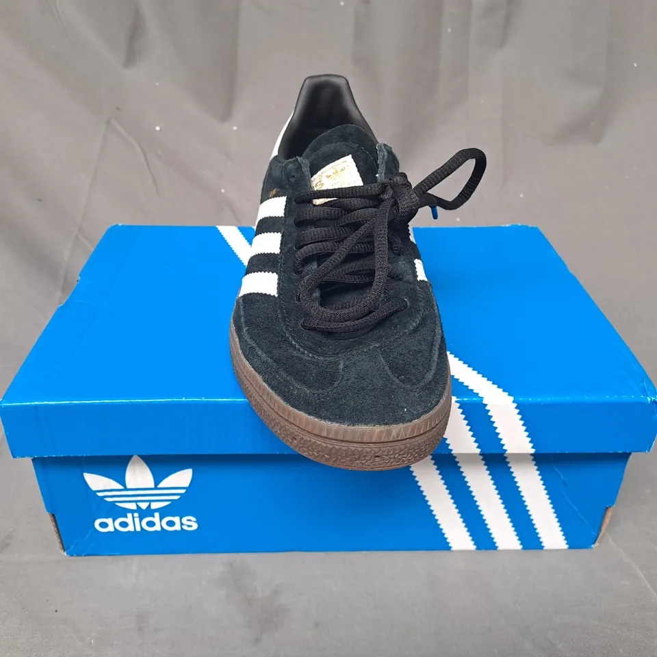 BOXED PAIR OF ADIDAS HANDBALL SPEZIAL SHOES IN BLACK/WHITE UK SIZE 5