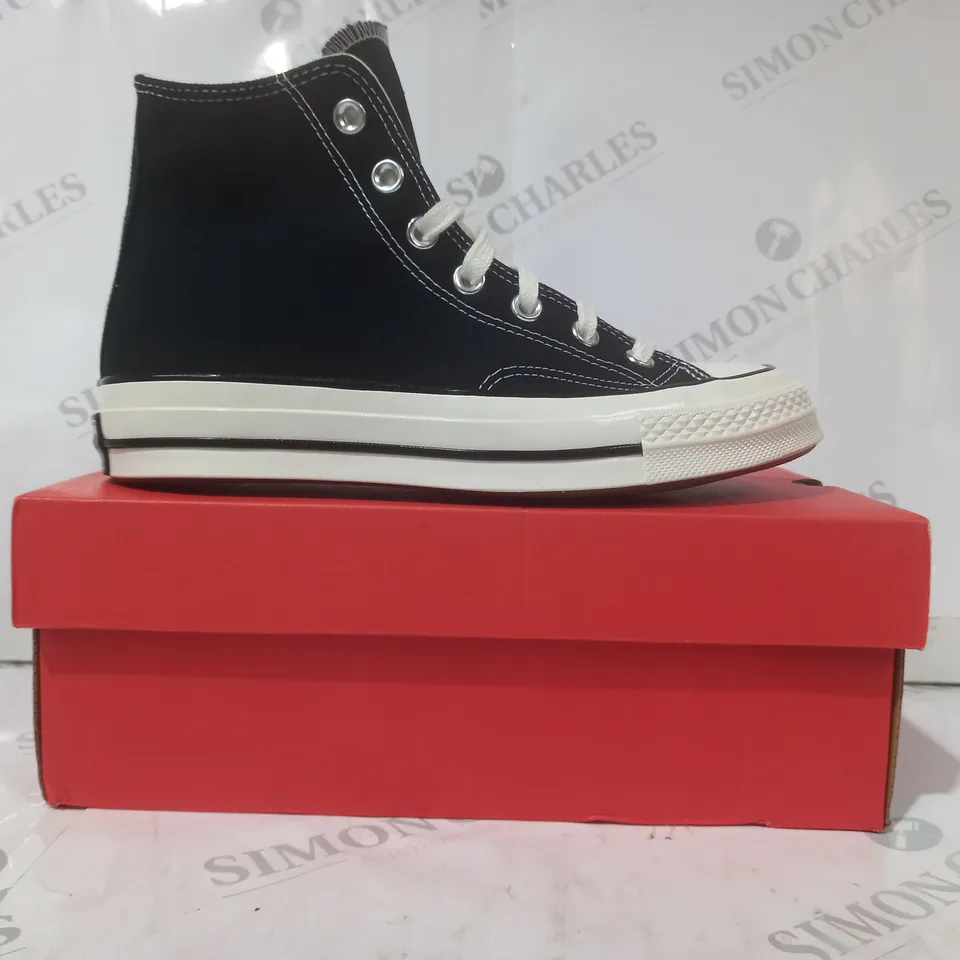 BOXED PAIR OF CONVERSE CHUCK 70 HI SHOES IN BLACK/CREAM UK SIZE 5