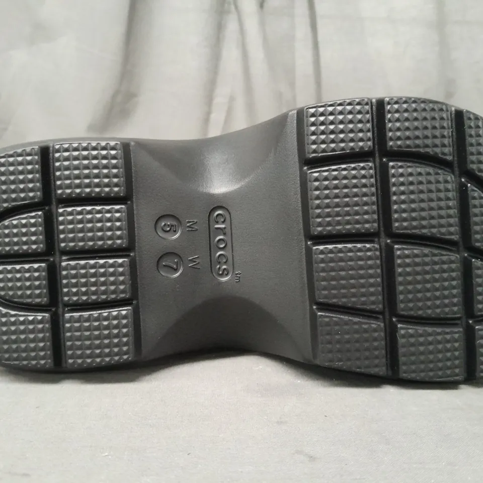 PAIR OF CROCS STOMP CLOGS IN BLACK UK SIZE M4/W5