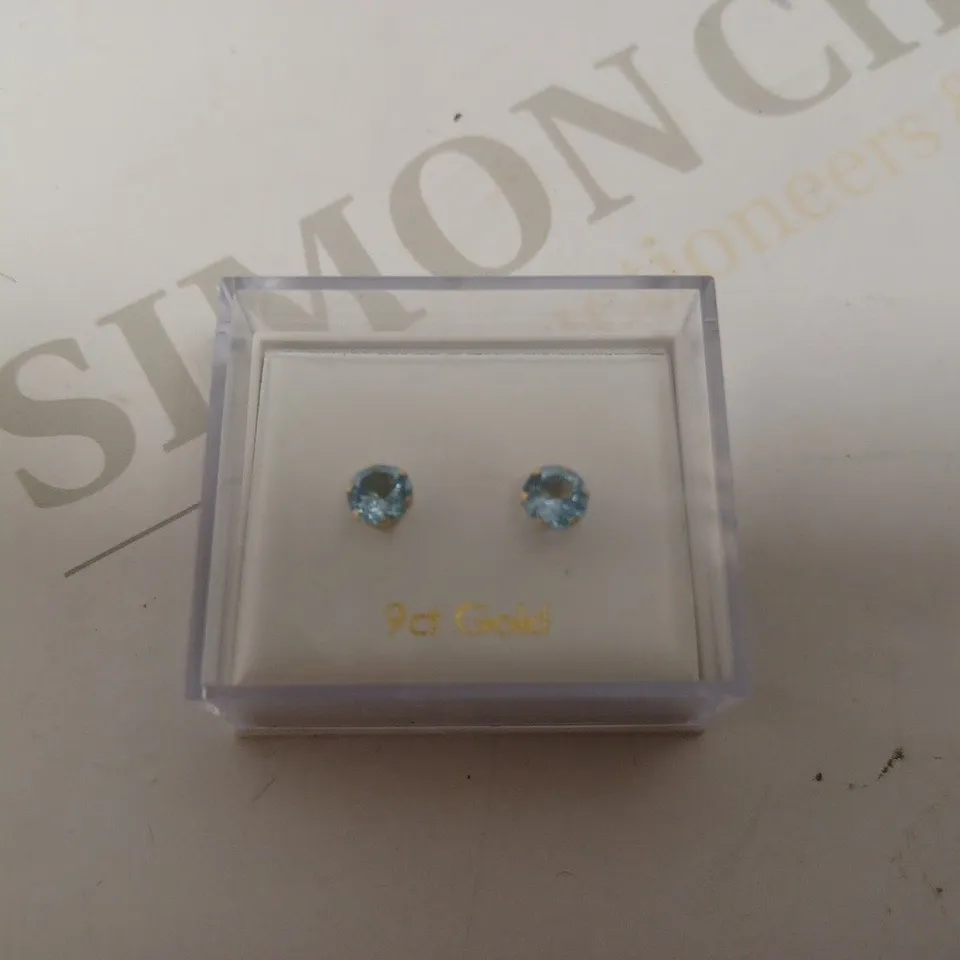 BOXED PAIR OF GOLD EFFECT STUD EARRINGS WITH BLUE STONES