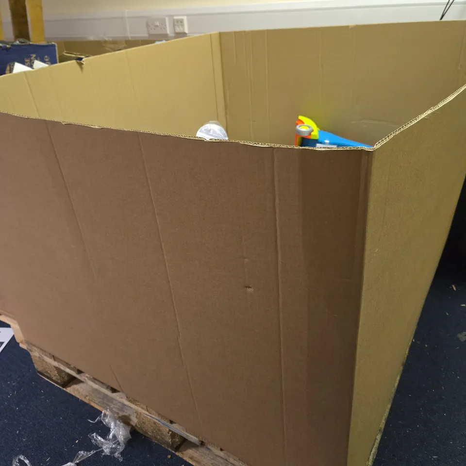 PALLET OF APPROXIMATELY 50 ASSORTED HOUSEHOLD PRODUCTS TO INCLUDE CHILDRENS GAMES, STORAGE CONTAINERS, SCREEN PROTECTORS ETC - COLLECTION ONLY 