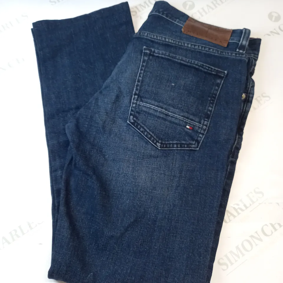 TOMMY HILFIGER DENTON STRAIGHT FIT JEANS IN BLUE SIZE 31
