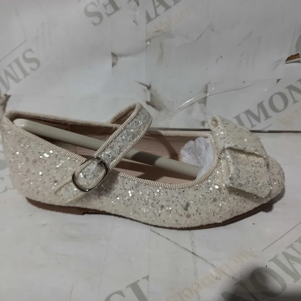 BOXED PAIR OF FTGE OF INNOCENCE CHILDREN'S BALLERINA STYLE SHOES IN BEIGE W. GLITTER EFFECT SIZE 25