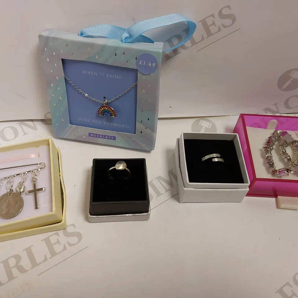 BOX OF APPROX 20 JEWELLERY ITEMS TO INCLUDE RINGS, NECKLACES AND BRACELETS