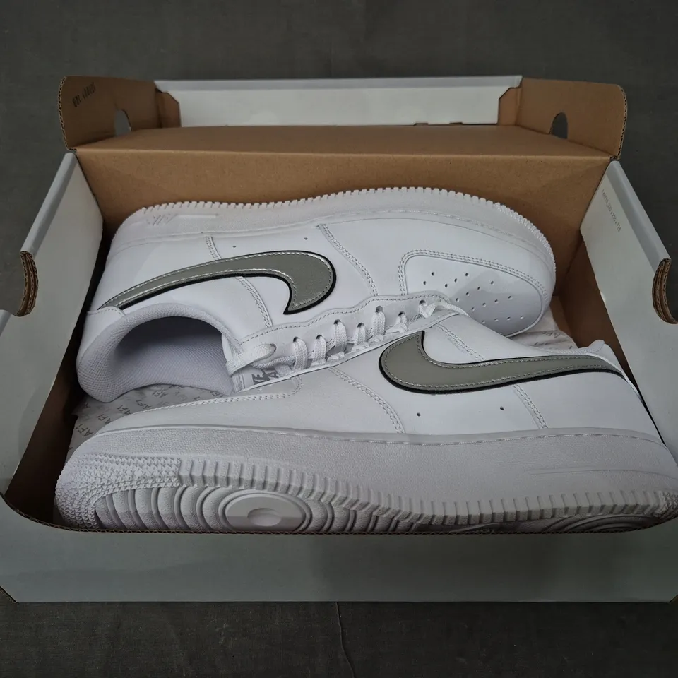 BOXED PAIR OF NIKE WOMEN'S AIR FORCE 1 '07 ESS SHOES IN WHITE/METALLIC SILVER UK SIZE 8.5