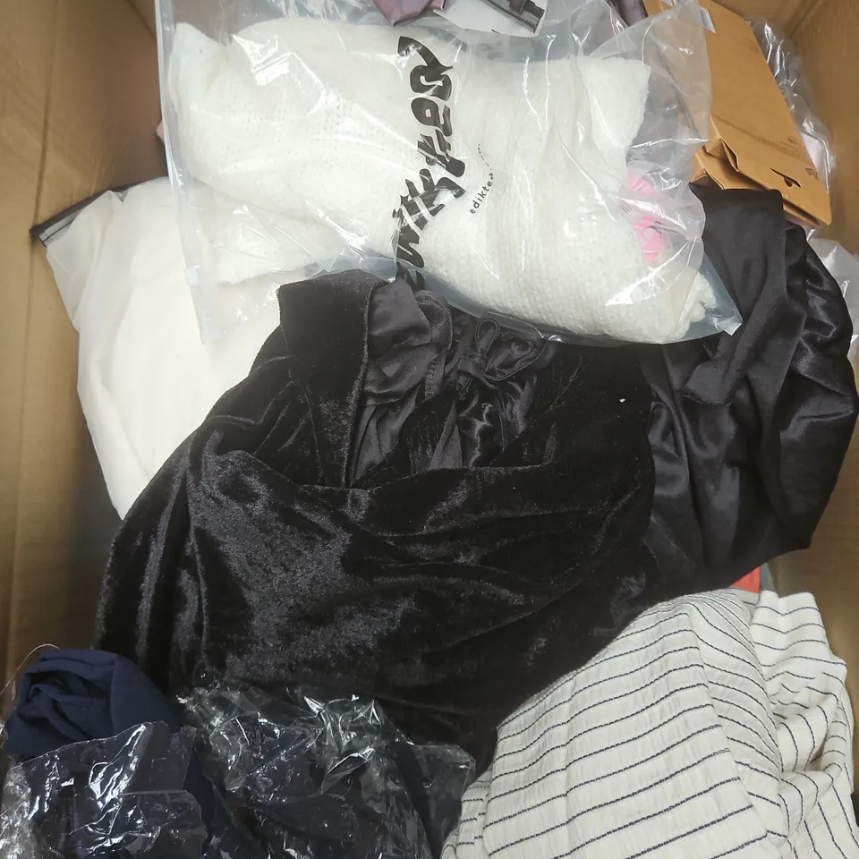 APPROXIMATELY 20 ASSORTED CLOTHING PRODUCTS IN VARIOUS STYLES & SIZES TO INCLUDE PANTS, T-SHIRTS, DRESSES ETC