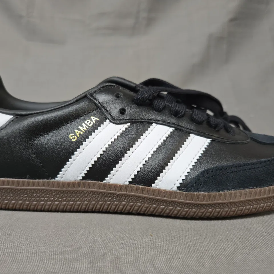 BOXED PAIR OF ADIDAS SAMBA OG SHOES IN BLACK/WHITE UK SIZE 4.5