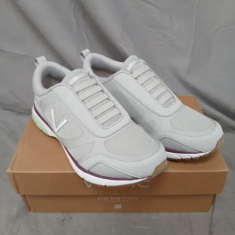 BOXED PAIR OF VIONIC DARCY DRIFT TRAINERS - 6