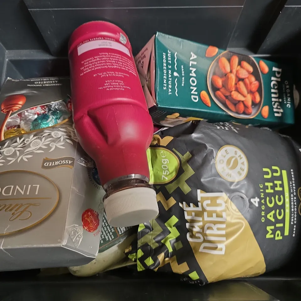 APPROXIMATELY 12 ASSORTED FOOD & DRINK ITEMS TO INCLUDE BLENDERS PESTO MAYO, MILKYBAR EASTER FRIENDS, LINDT LINDOR ASSORTED, ETC - COLLECTION ONLY