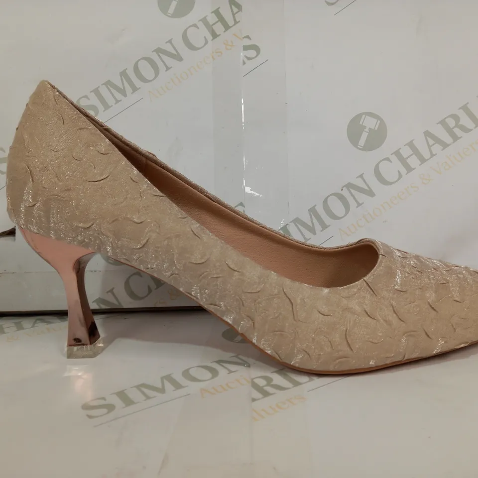 PAIR OF DESIGNER POINTED TOE SLIP-ON HEELS IN BEIGE W. ROSE GOLD EFFECT HEEL EU SIZE 40