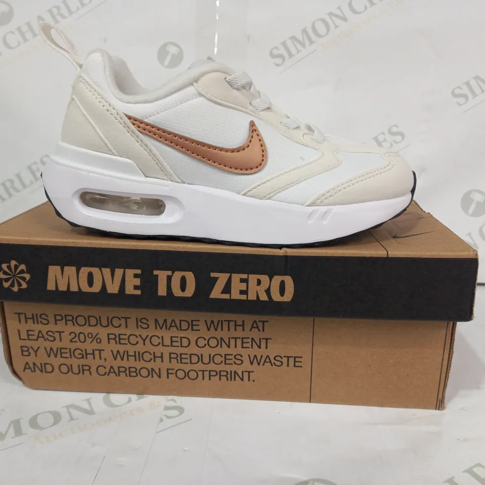 BOXED PAIR OF NIKE AIR MAX DAWN KIDS SHOES IN WHITE/BRONZE UK SIZE 11