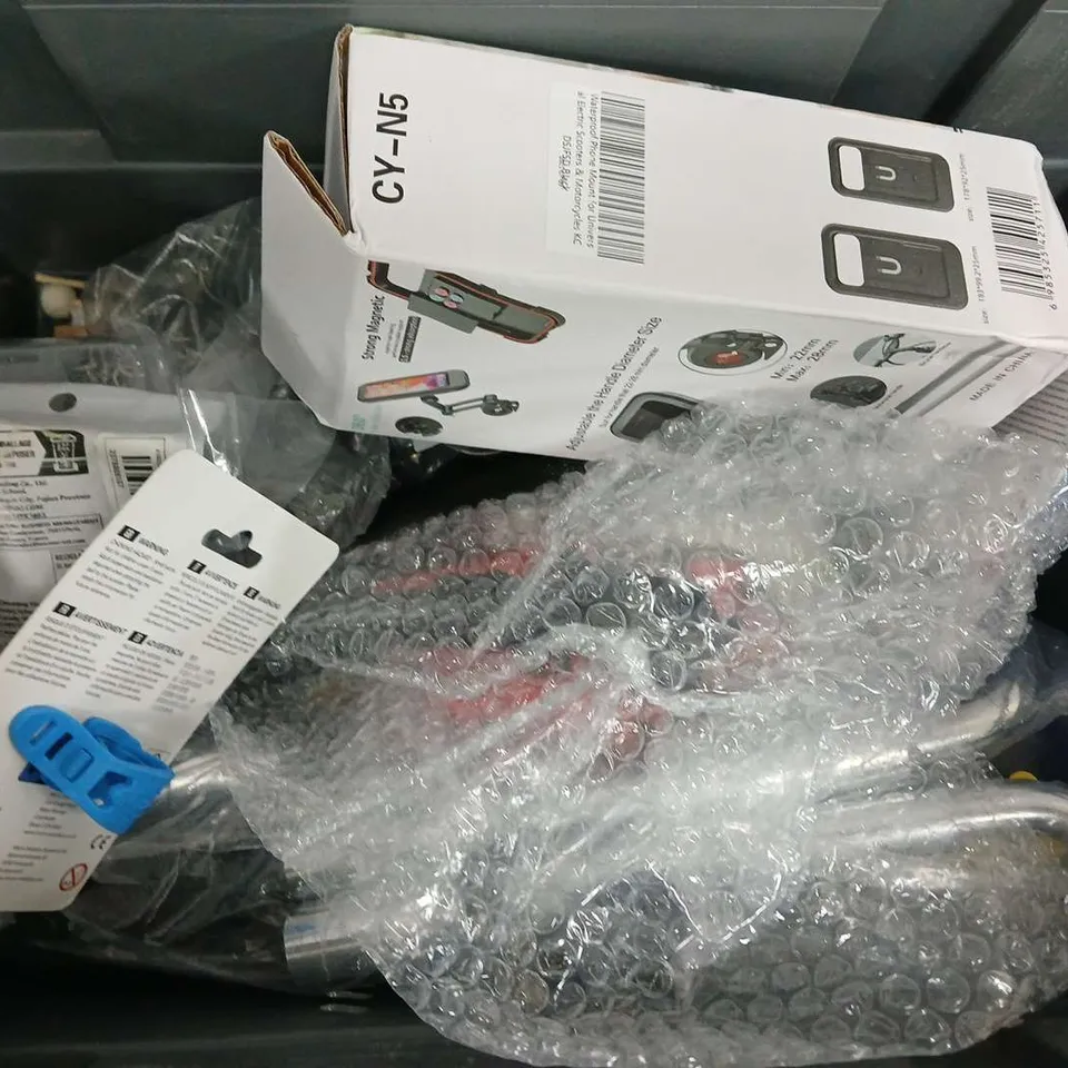 APPROXIMATELY 8 ASSORTED VEHICLE PARTS & ACCESORIES TO INCLUDE PHONE HOLDER, WHEEL SPEED SENSOR, BOTTOM BRACKETS, ETC