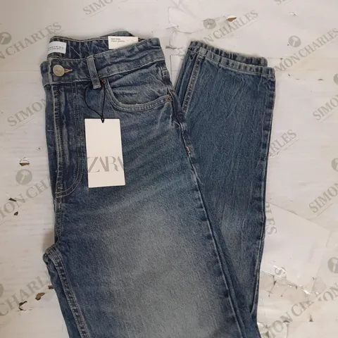 ZARA HIGH RISE COMFORT MOM FIT JEANS IN BLUE DENIM SIZE 10 