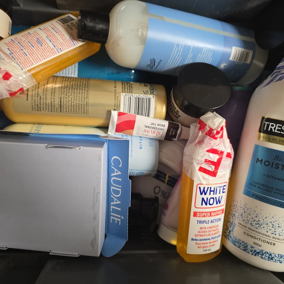 APPROXIMATELY 10 ASSORTED COSMETIC ITEMS TO INCLUDE CARMEX, OGX, ETC - COLLECTION ONLY