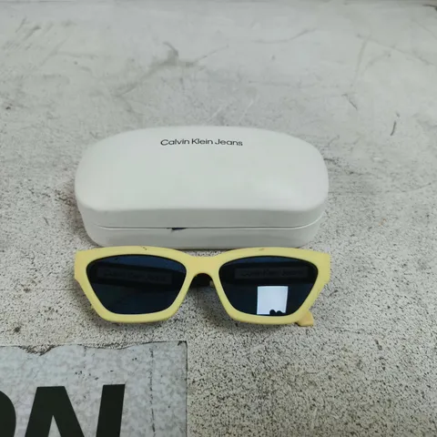 CALVIN KLEIN JEANS SUNGLASSES IN CASE