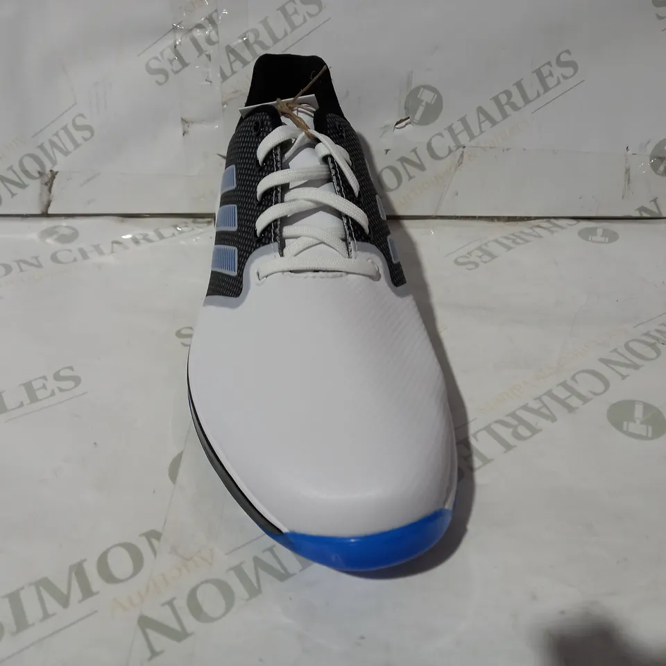 BOXED PAIR OF DESIGNER SPORTS TRAINERS IN THE STYLE OF ADIDAS IN WHITE/BLACK/BLUE UK SIZE 8.5