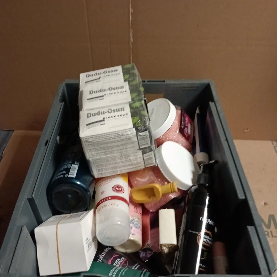 APPROXIMATELY 20 ASSORTED COSMETIC ITEMS INCLUDING RITUALS BATH FOAM , ELYSIUM SPA BATH SALTS AND TAN WITH CUZIN SUZY 
