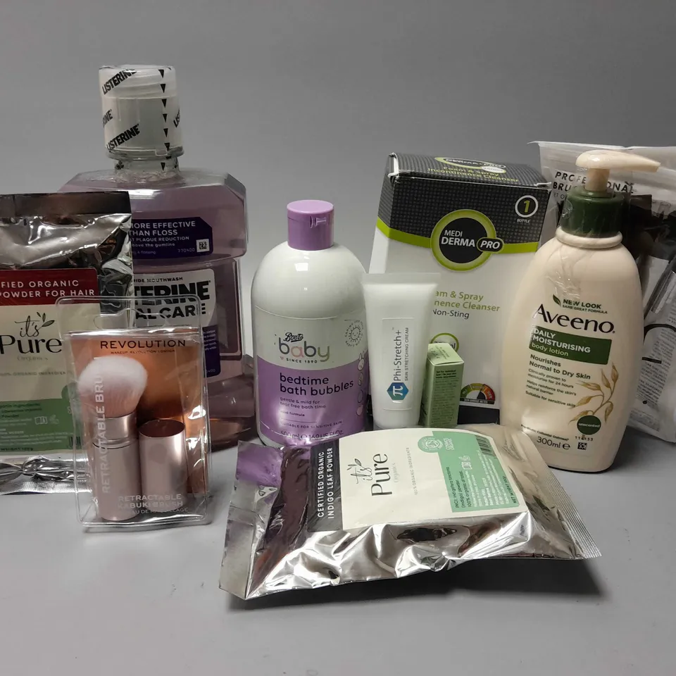 APPROXIMATELY 20 ASSORTED COSMETICS ITEMS TO INCLUDE AVEENO BODY LOTION (300ml), CLINIQUE SMART CLINICAL REPAIR (5ml), PURE ORGANICS LEAF POWDER (100g), ETC