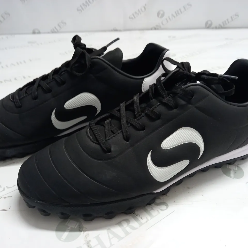 SONDICO BLACK SPORTS TRAINERS - UK 9 