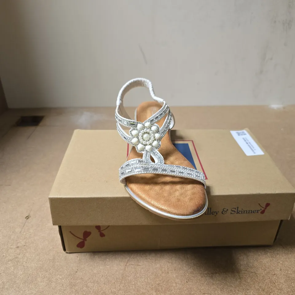 LILLEY & SKINNER WOMEN’S SILVER RHINESTONE SANDALS WITH FLORAL MOTIF SIZE EU 39