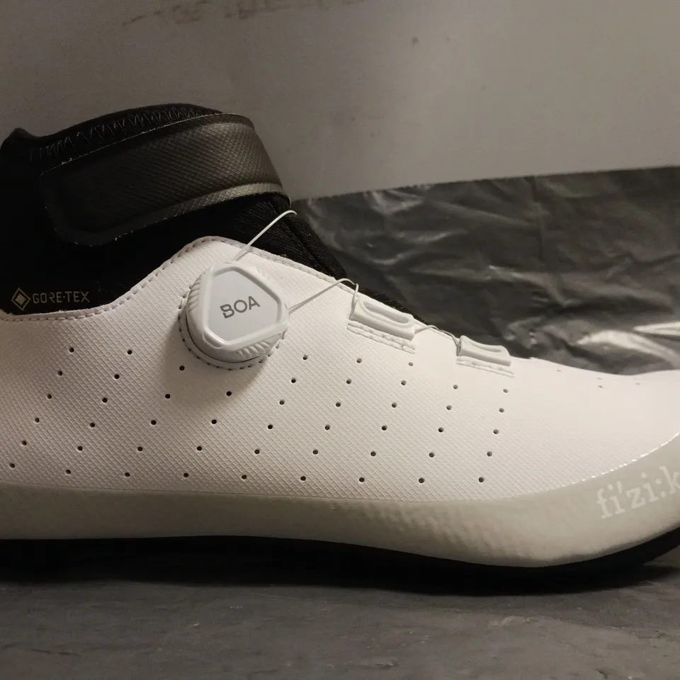 BOXED PAIR OF FI'ZI:K TEMPO ROAD SHOES IN WHITE/BLACK UK SIZE 10.5