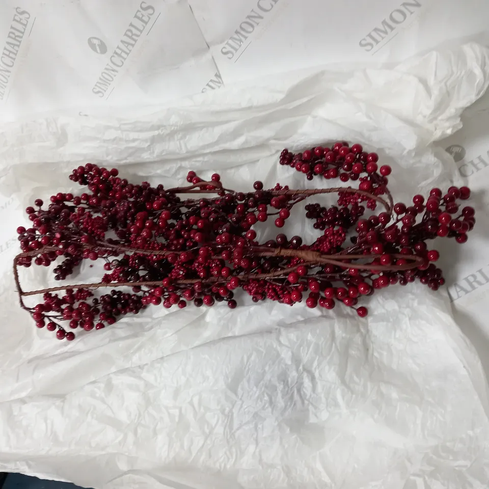 BOXED HOME REFLECTIONS PRE-LIT MIXED BERRY GARLAND