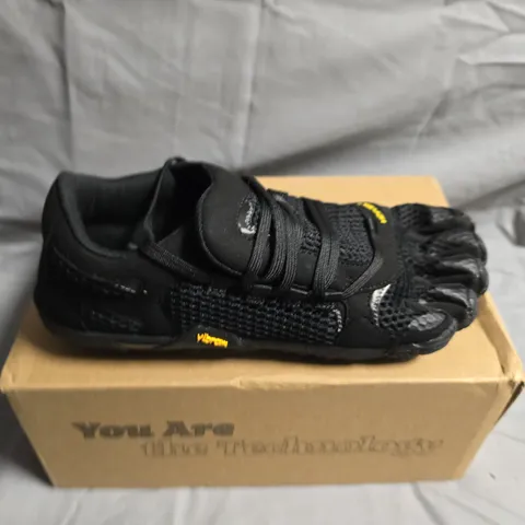 BOXED PAIR OF VIBRAM ROADAROUND 2 SHOES - UK SIZE 5