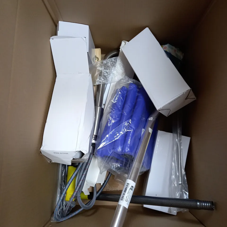 BOX OF APPROXIMATELY 10 HOUSEHOLD ITEMS TO INCLUDE - CANVAS POSTER - PLASTIC TUMBLERS - LED SURFACE PANEL LIGHT - ETC