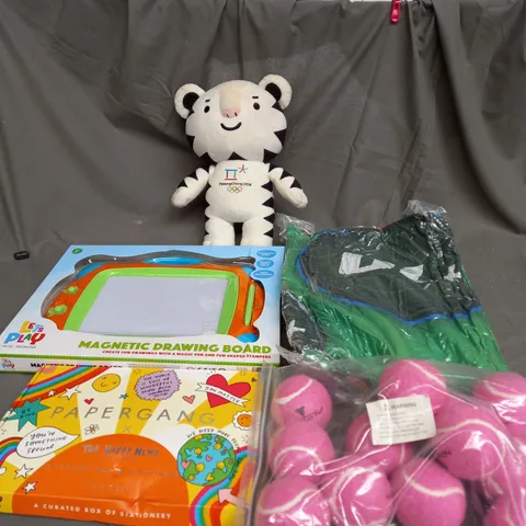 LARGE QAUNTIITY OF ASSORTED TOYS AND GAMES TO INCLUDE TEDDIES, TENNIS BALLS AND MAGNETIC DRAWING