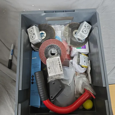 APPROXIMATELY 10 ASSORTED ABRASIVE DISCS AND WORKSHOP ACCESSORIES IN PLASTIC STORAGE BIN