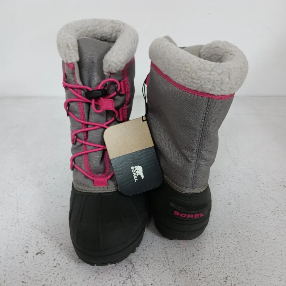 BOXED PAIR OF SOREL YOUTH CUMBERLAND 2 BOOTS IN LIGHT GREY/PINK - UK 2.5