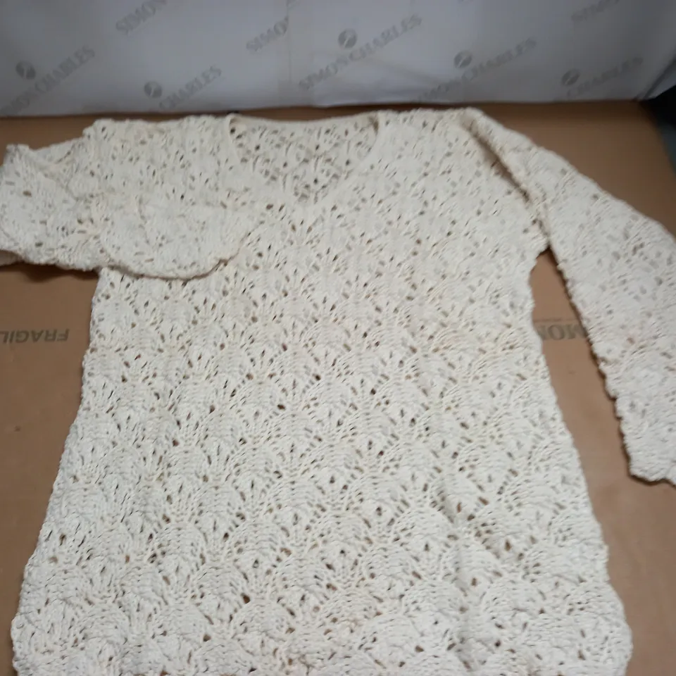 LOT OF 22 AS NEW KNITTED V-NECK JUMPERS IN ECRU - SIZE 2