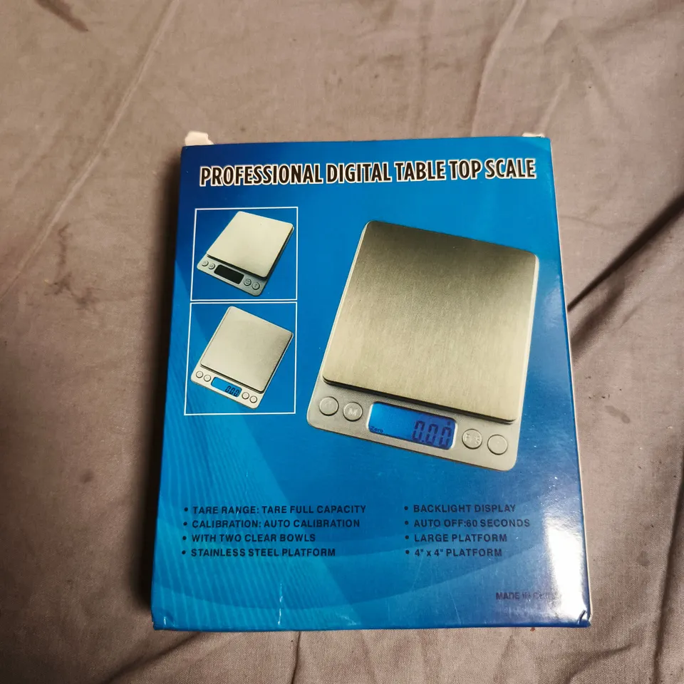 BOX OF APPROXIMATELY 8 ASSORTED ELECTRICAL ITEMS INCLUDING WORK TORCH AND LIGHT SWITCH COVER 