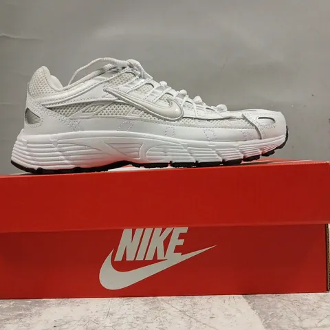 BOXED PAIR OF NIKE KID'S P-6000 SHOES IN WHITE/SILVER SIZE UK 1.5
