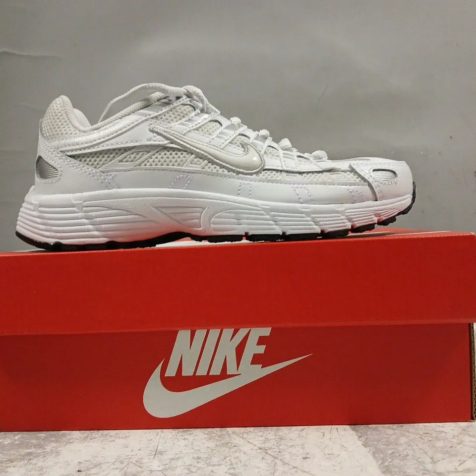 BOXED PAIR OF NIKE KID'S P-6000 SHOES IN WHITE/SILVER SIZE UK 1.5